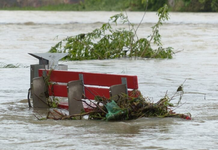 Cómo actuar si te pilla una inundación dentro de un coche